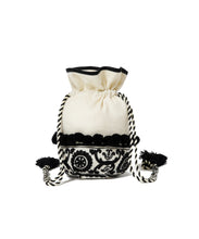 画像をギャラリービューアに読み込む, 【WOMEN】LEIN 幾何学柄刺繍ドロストバッグ / オリエンタル小物 / 丸底×タッセル付き / 軽量&収納力◎ / お出かけ / ミニバッグ / 秋冬コーデのアクセントに / ユニセックスアイテム
