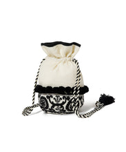 画像をギャラリービューアに読み込む, 【WOMEN】LEIN 幾何学柄刺繍ドロストバッグ / オリエンタル小物 / 丸底×タッセル付き / 軽量&収納力◎ / お出かけ / ミニバッグ / 秋冬コーデのアクセントに / ユニセックスアイテム