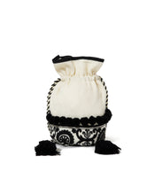 画像をギャラリービューアに読み込む, 【WOMEN】LEIN 幾何学柄刺繍ドロストバッグ / オリエンタル小物 / 丸底×タッセル付き / 軽量&収納力◎ / お出かけ / ミニバッグ / 秋冬コーデのアクセントに / ユニセックスアイテム