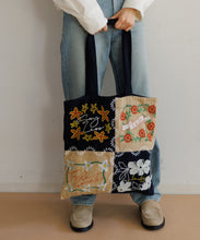 画像をギャラリービューアに読み込む, 【MEN , WOMEN】LEIN Wフェイスパッチワーク刺繍トートバッグ / A4サイズ収納可 / 刺繍トートバッグ / お出かけ / サブバッグ / 秋冬コーデのアクセントに / ユニセックスアイテム