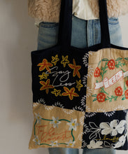 画像をギャラリービューアに読み込む, 【MEN , WOMEN】LEIN Wフェイスパッチワーク刺繍トートバッグ / A4サイズ収納可 / 刺繍トートバッグ / お出かけ / サブバッグ / 秋冬コーデのアクセントに / ユニセックスアイテム