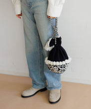 画像をギャラリービューアに読み込む, 【WOMEN】LEIN 幾何学柄刺繍ドロストバッグ / オリエンタル小物 / 丸底×タッセル付き / 軽量&収納力◎ / お出かけ / ミニバッグ / 秋冬コーデのアクセントに / ユニセックスアイテム