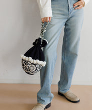 画像をギャラリービューアに読み込む, 【WOMEN】LEIN 幾何学柄刺繍ドロストバッグ / オリエンタル小物 / 丸底×タッセル付き / 軽量&収納力◎ / お出かけ / ミニバッグ / 秋冬コーデのアクセントに / ユニセックスアイテム