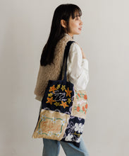 画像をギャラリービューアに読み込む, 【MEN , WOMEN】LEIN Wフェイスパッチワーク刺繍トートバッグ / A4サイズ収納可 / 刺繍トートバッグ / お出かけ / サブバッグ / 秋冬コーデのアクセントに / ユニセックスアイテム
