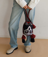 画像をギャラリービューアに読み込む, 【MEN , WOMEN】LEIN マティ幾何学柄刺繍ドロストバッグ / オリエンタル小物 / 丸底×タッセル付き / 軽量＆収納力◎ / お出かけ / ミニバッグ / 秋冬コーデのアクセントに / ユニセックスアイテム
