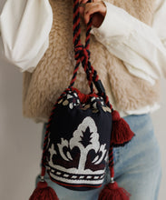 画像をギャラリービューアに読み込む, 【MEN , WOMEN】LEIN マティ幾何学柄刺繍ドロストバッグ / オリエンタル小物 / 丸底×タッセル付き / 軽量＆収納力◎ / お出かけ / ミニバッグ / 秋冬コーデのアクセントに / ユニセックスアイテム
