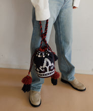 画像をギャラリービューアに読み込む, 【MEN , WOMEN】LEIN マティ幾何学柄刺繍ドロストバッグ / オリエンタル小物 / 丸底×タッセル付き / 軽量＆収納力◎ / お出かけ / ミニバッグ / 秋冬コーデのアクセントに / ユニセックスアイテム
