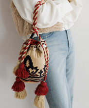 画像をギャラリービューアに読み込む, 【MEN , WOMEN】LEIN マティ幾何学柄刺繍ドロストバッグ / オリエンタル小物 / 丸底×タッセル付き / 軽量＆収納力◎ / お出かけ / ミニバッグ / 秋冬コーデのアクセントに / ユニセックスアイテム
