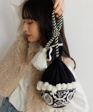 画像をギャラリービューアに読み込む, 【WOMEN】LEIN 幾何学柄刺繍ドロストバッグ / オリエンタル小物 / 丸底×タッセル付き / 軽量＆収納力◎ / お出かけ / ミニバッグ / 秋冬コーデのアクセントに / ユニセックスアイテム
